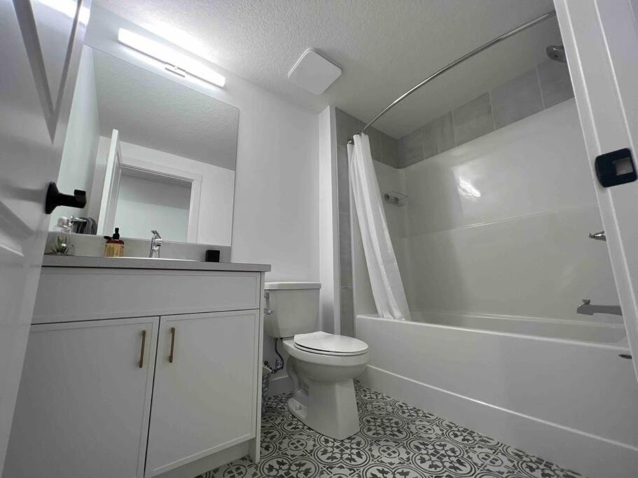 Newly Built 2 Bedroom Suite With Free Parking - Close To Banff National Park, カルガリー エクステリア 写真