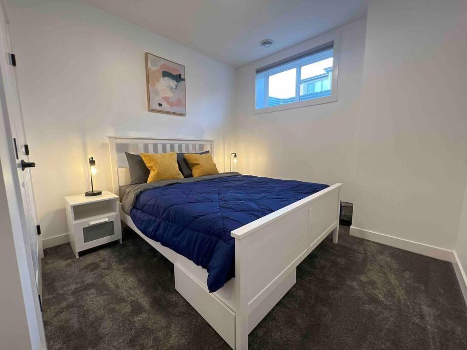 Newly Built 2 Bedroom Suite With Free Parking - Close To Banff National Park, カルガリー エクステリア 写真