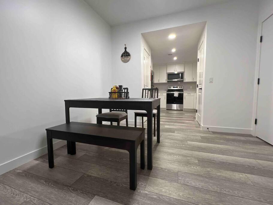 Newly Built 2 Bedroom Suite With Free Parking - Close To Banff National Park, カルガリー エクステリア 写真