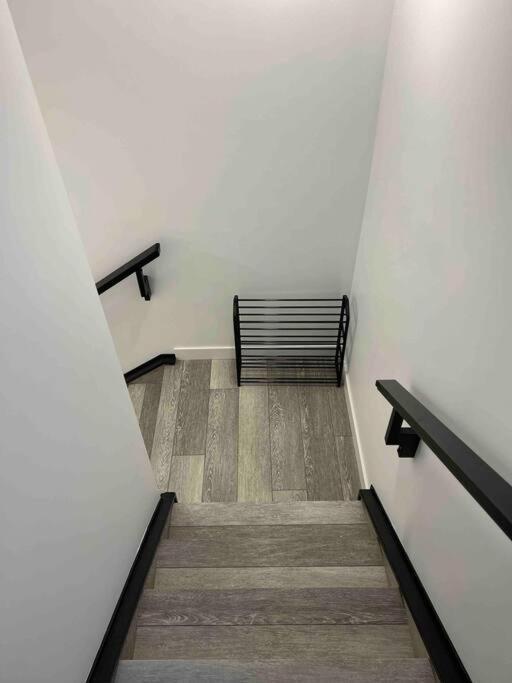 Newly Built 2 Bedroom Suite With Free Parking - Close To Banff National Park, カルガリー エクステリア 写真