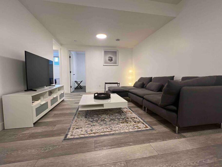 Newly Built 2 Bedroom Suite With Free Parking - Close To Banff National Park, カルガリー エクステリア 写真
