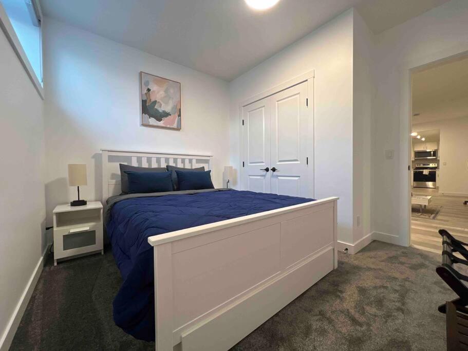 Newly Built 2 Bedroom Suite With Free Parking - Close To Banff National Park, カルガリー エクステリア 写真