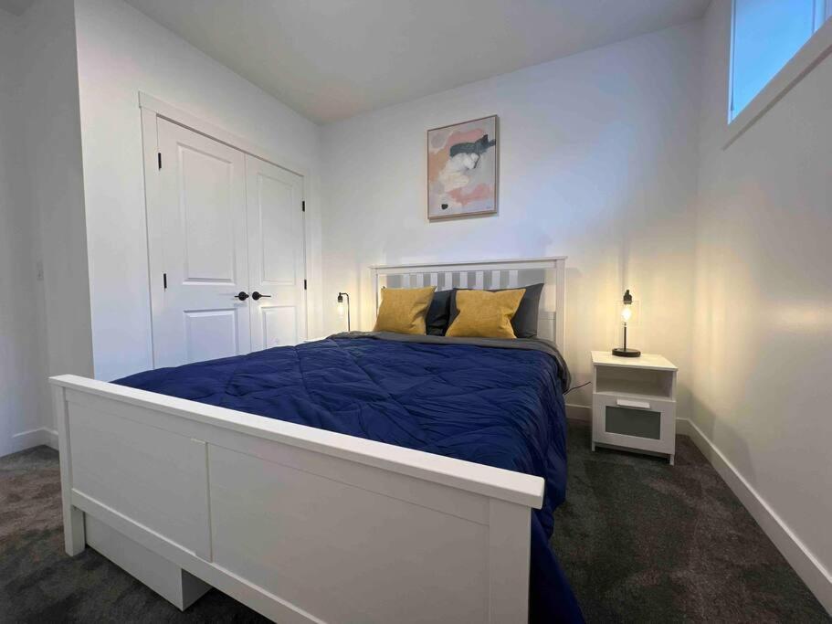 Newly Built 2 Bedroom Suite With Free Parking - Close To Banff National Park, カルガリー エクステリア 写真