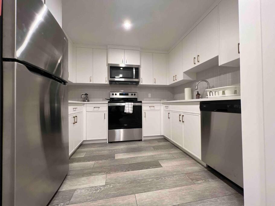 Newly Built 2 Bedroom Suite With Free Parking - Close To Banff National Park, カルガリー エクステリア 写真