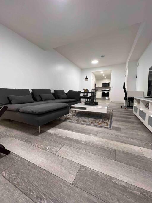 Newly Built 2 Bedroom Suite With Free Parking - Close To Banff National Park, カルガリー エクステリア 写真