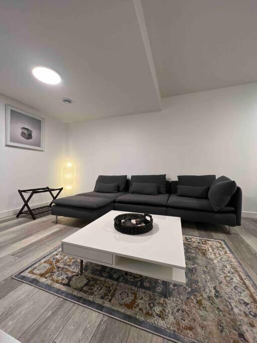Newly Built 2 Bedroom Suite With Free Parking - Close To Banff National Park, カルガリー エクステリア 写真